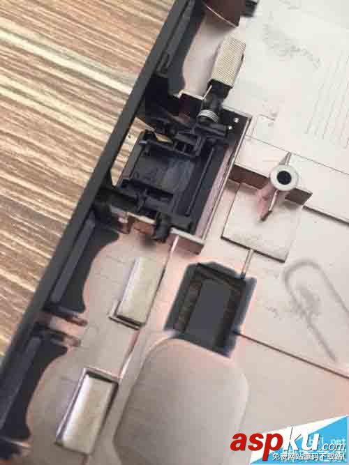 華碩K550筆記本怎么拆機換網卡扣? 華碩K550,筆記本拆機