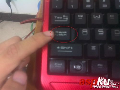 怎么才能讓三色變色鍵盤改變顏色呢? 三色鍵盤,變色