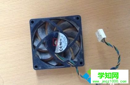 將商標(biāo)蓋住小孔