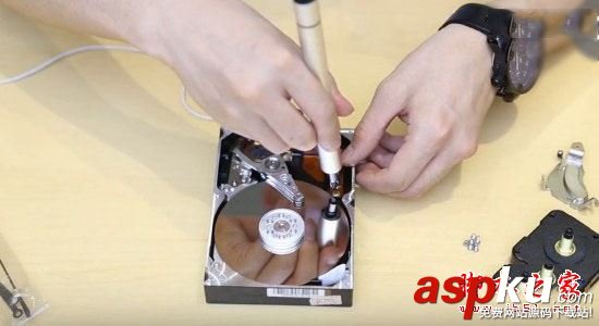 機械硬盤怎么拆開?臺式機3.5英寸機械硬盤拆卸方法圖文教程 機械硬盤,3.5英寸硬盤,機械硬盤螺絲怎么拆,機械硬盤硬盤拆解