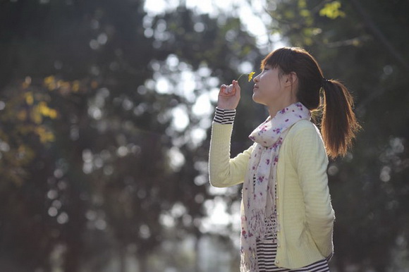 用Photoshop美化氣質美女外景照片