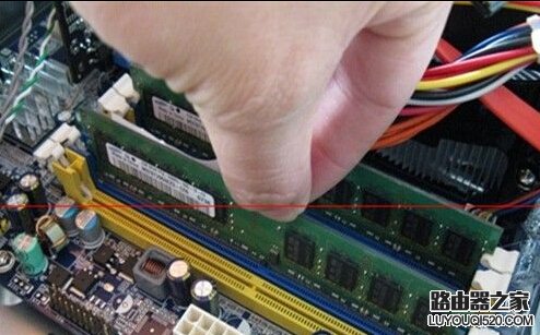 臺式機電腦怎么安裝內存條?