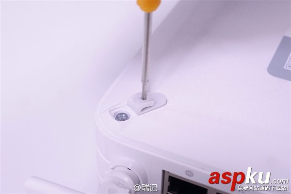 新一代小米路由器換硬盤圖文教程：容量暴增兩倍