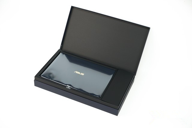 深藍與亮金創造華貴美感 華碩靈耀360評測