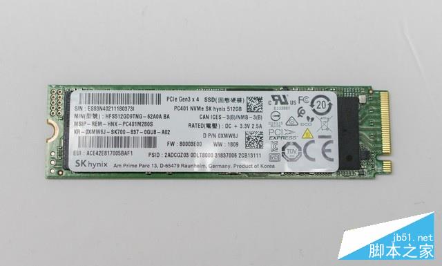 取下固態硬盤，可以看到這是一塊512GB的PCI-E x4通道固態硬盤，采用海力士顆粒，在戴爾的筆記本產品中十分常見。