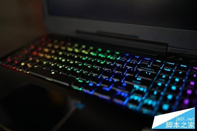 黑色機甲全能電競 機械革命深海泰坦X8Ti評測 