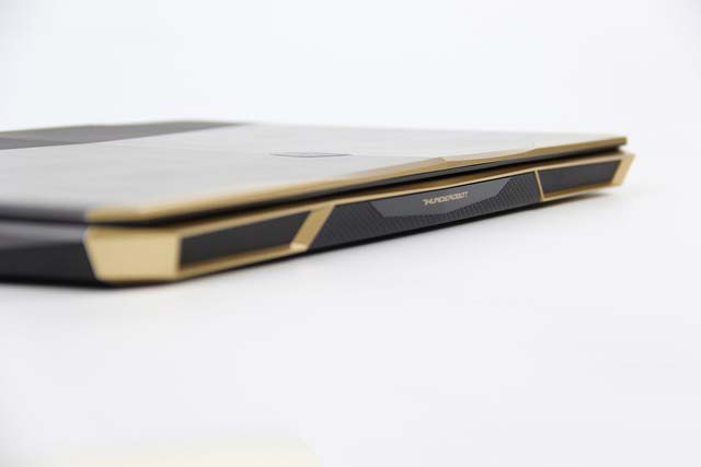 夢幻般的游戲本 雷神911 Traga-T6c評測