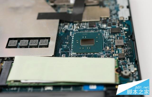 主板PCH芯片位于右側，沒有輔助散熱。