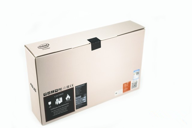 深藍與亮金創造華貴美感 華碩靈耀360評測