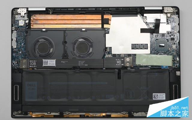 這就是機身內部的全貌了，我們可以看到戴爾XPS15擁有兩個風扇與三根熱管，CPU與內存等部分都帶有金屬屏蔽罩，M.2固態硬盤帶有散熱墊。而高達75Wh的電池占據了機身的整個下半部分，十分巨大。