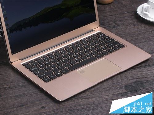 機身部分采用的是一整塊金屬