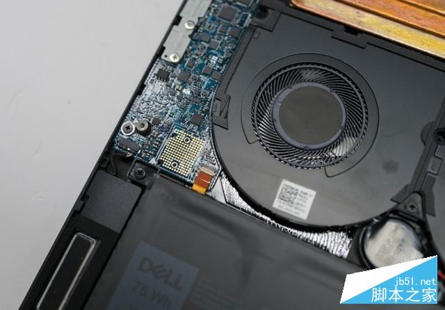 內部左側的小塊PCB板是通過一條擁有大量觸點的排線與主板相連的，從這么多的觸點就可以知道這塊小PCB版也包含了大量功能。