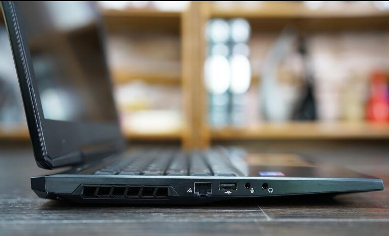 黑色機甲全能電競 機械革命深海泰坦X8Ti評測 