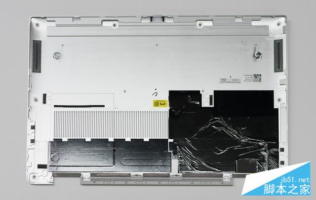 擰下螺絲后D面后殼就可以取下來了，可以看到后殼靠近的機身風扇與熱管等部分都貼有絕緣隔熱材料，十分規范。