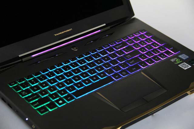 夢幻般的游戲本 雷神911 Traga-T6c評測