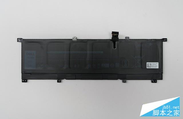 將電池取下，體積非常巨大，可以看到內部是分成一塊一塊的。