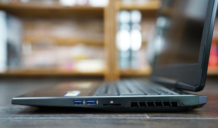 黑色機甲全能電競 機械革命深海泰坦X8Ti評測 