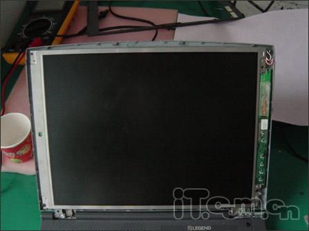 維修紀實:筆記本電腦開機白屏花屏維修