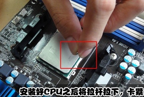 處理器安裝到CPU插槽，關上拉桿，卡緊CPU