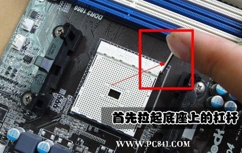 平放主板再巧拉主板CPU插槽桿