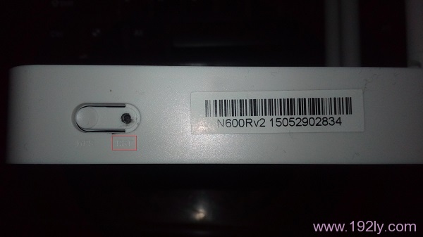 按住復位按鈕：RST，把TOTOLINK路由器恢復出廠設置