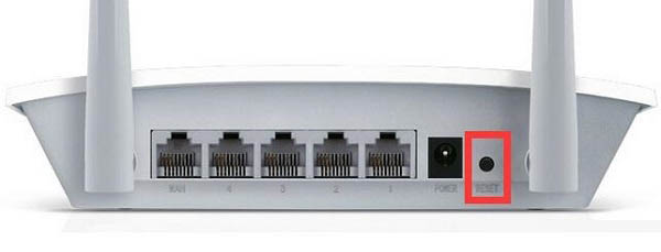 按住RESET按鈕,把FW300R路由器恢復(fù)出廠設(shè)置