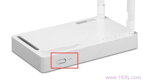 按住復位按鈕，把TOTOLINK路由器恢復出廠設置