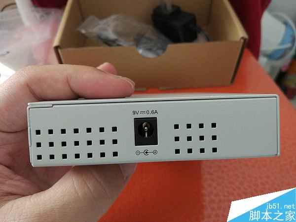 左側的電源接口 左側的電源接口